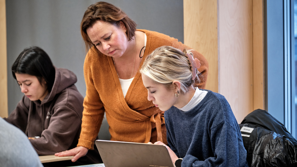 Case-Hoppensprett-akademiet-Students-and-teacher