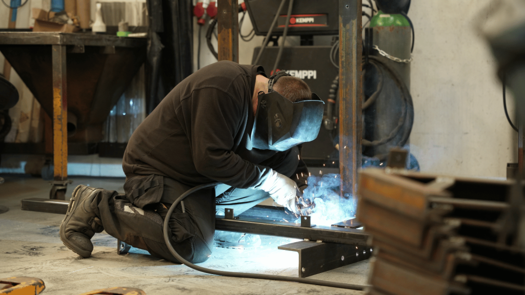 Case-Oegaards-Lastvognsopbyg-og-Hydraulik-Man-sitting-and-welding